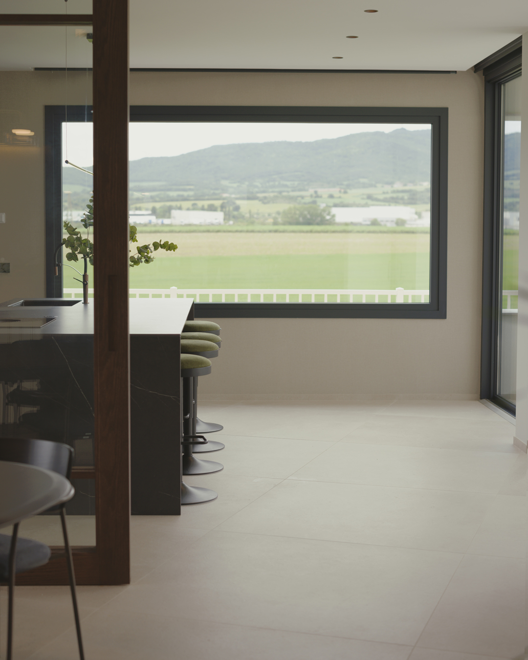 Interior de arquitectura moderna de obra nueva en Casa V por a.bolado arquitectura, donde destaca la sencillez material de la piedra y la búsqueda de paz y luz