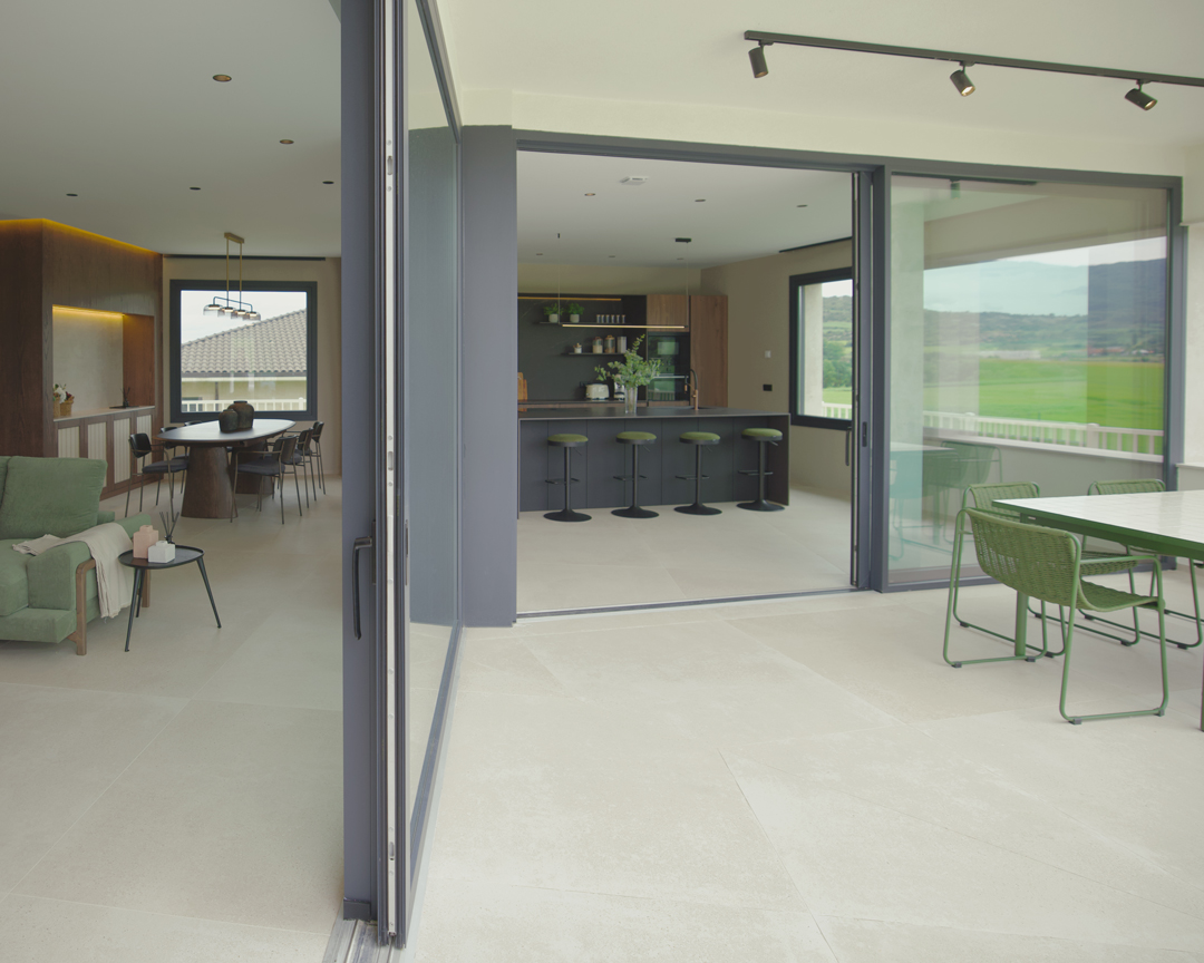 Interior de arquitectura moderna de obra nueva en Casa V por a.bolado arquitectura, donde destaca la sencillez material de la piedra y la búsqueda de paz y luz