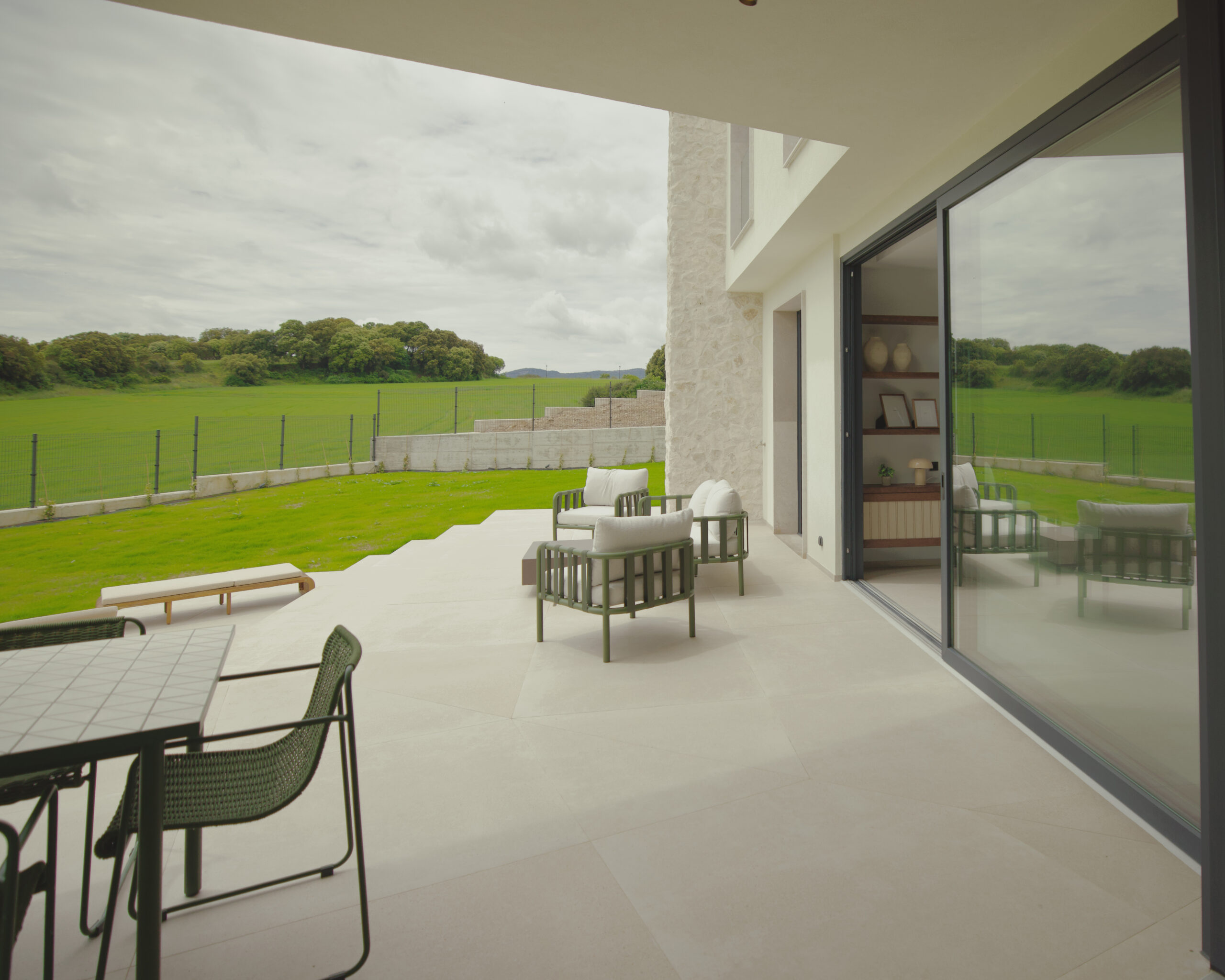 Interior de arquitectura moderna de obra nueva en Casa V por a.bolado arquitectura, donde destaca la sencillez material de la piedra y la búsqueda de paz y luz