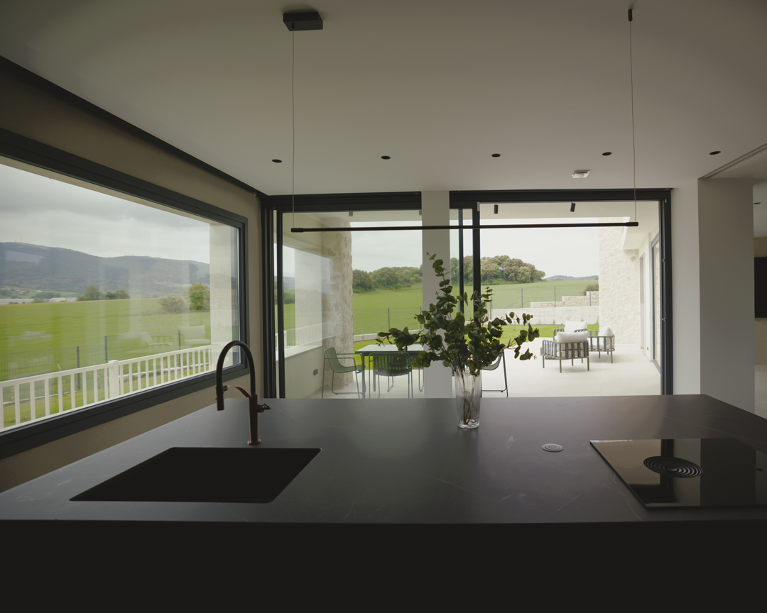 Interior de arquitectura moderna de obra nueva en Casa V por a.bolado arquitectura, donde destaca la sencillez material de la piedra y la búsqueda de paz y luz
