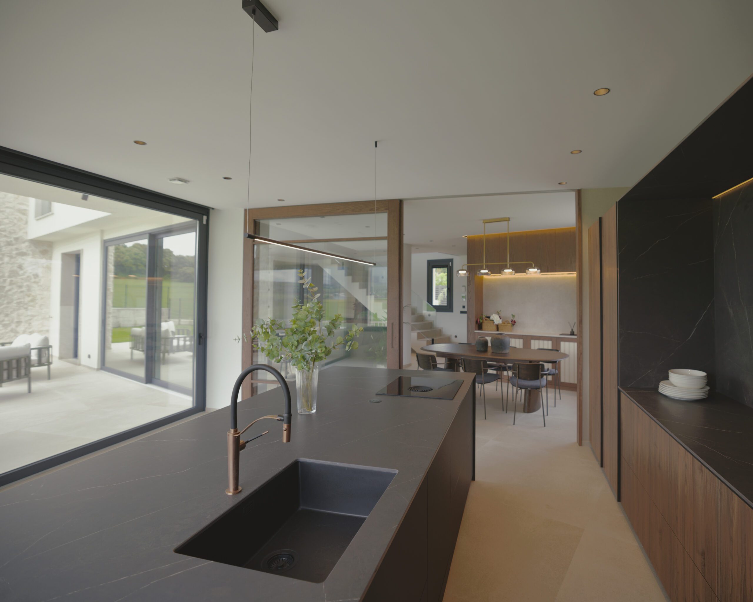 Interior de arquitectura moderna de obra nueva en Casa V por a.bolado arquitectura, donde destaca la sencillez material de la piedra y la búsqueda de paz y luz