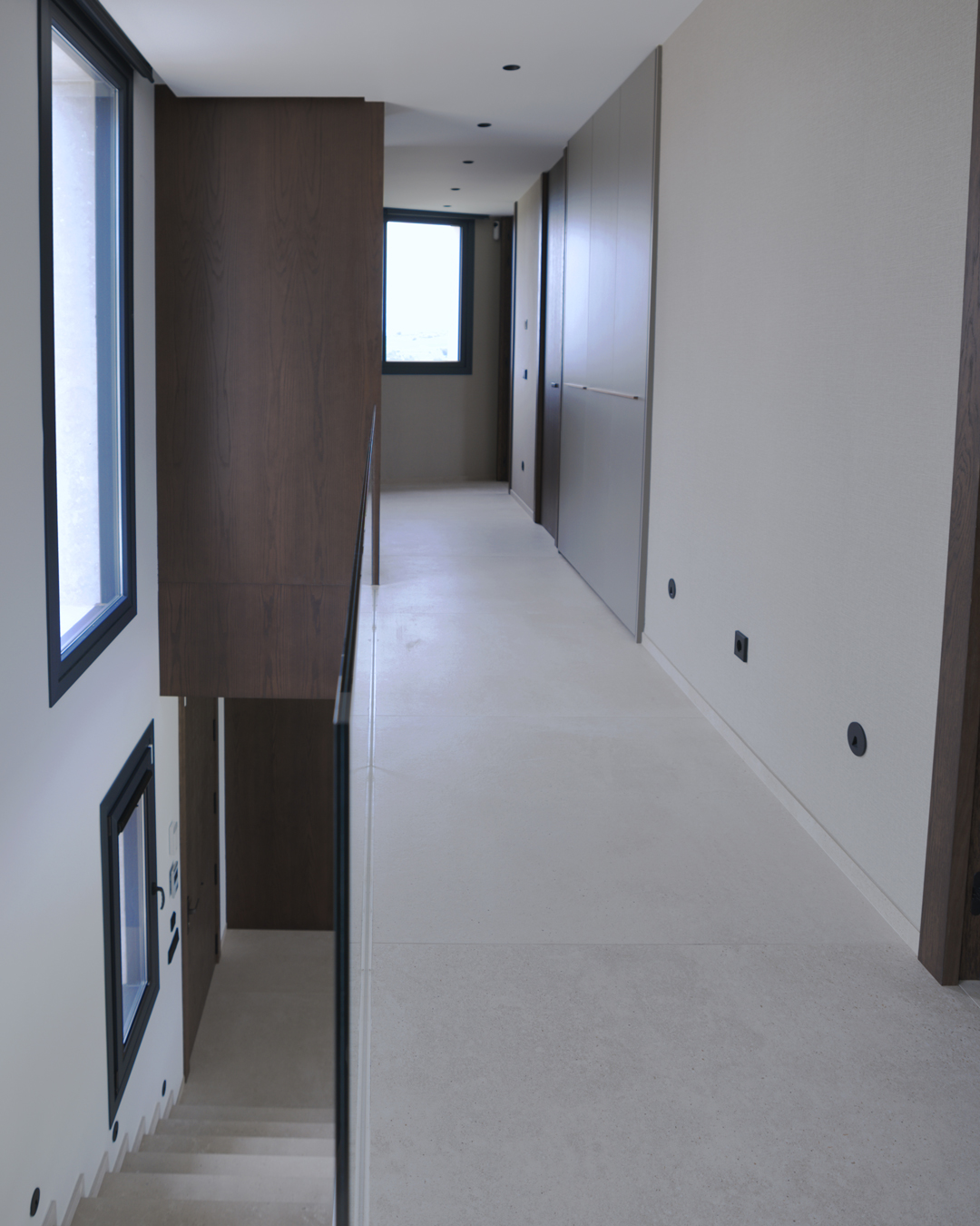 Interior de arquitectura moderna de obra nueva en Casa V por a.bolado arquitectura, donde destaca la sencillez material de la piedra y la búsqueda de paz y luz