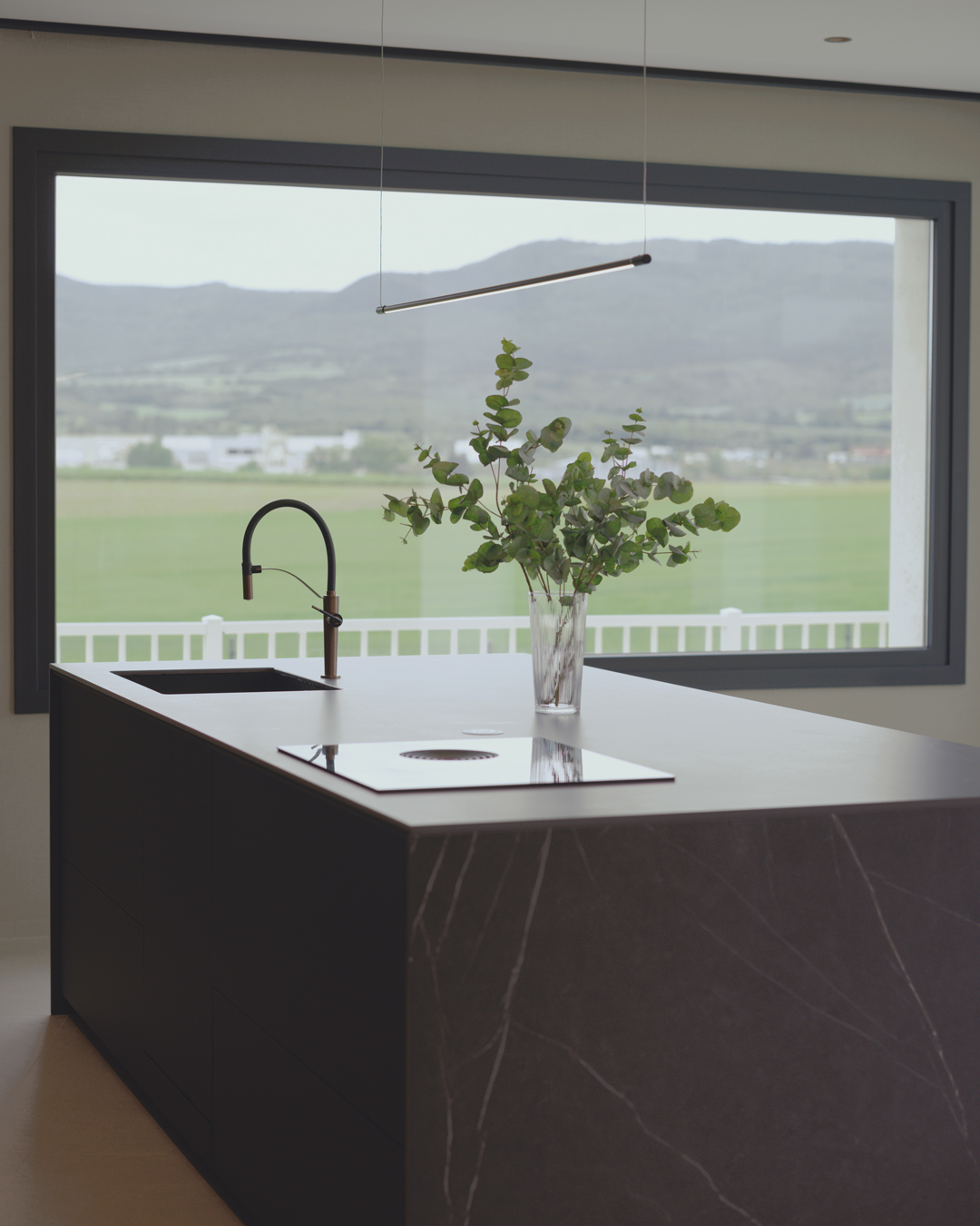 Interior de arquitectura moderna de obra nueva en Casa V por a.bolado arquitectura, donde destaca la sencillez material de la piedra y la búsqueda de paz y luz
