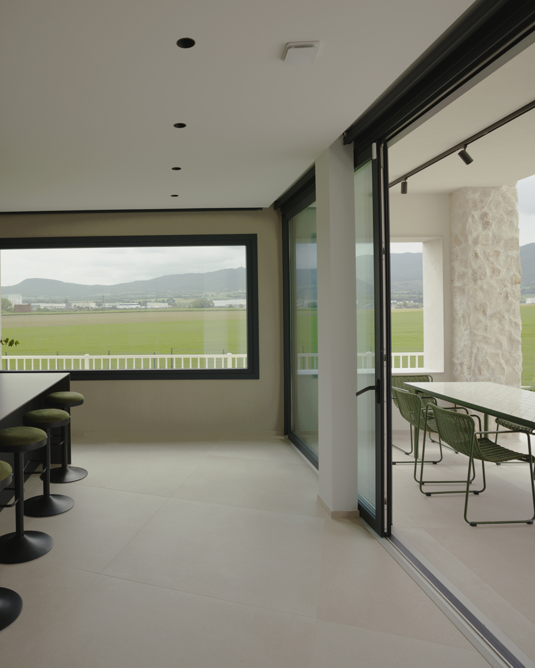 Interior de arquitectura moderna de obra nueva en Casa V por a.bolado arquitectura, donde destaca la sencillez material de la piedra y la búsqueda de paz y luz