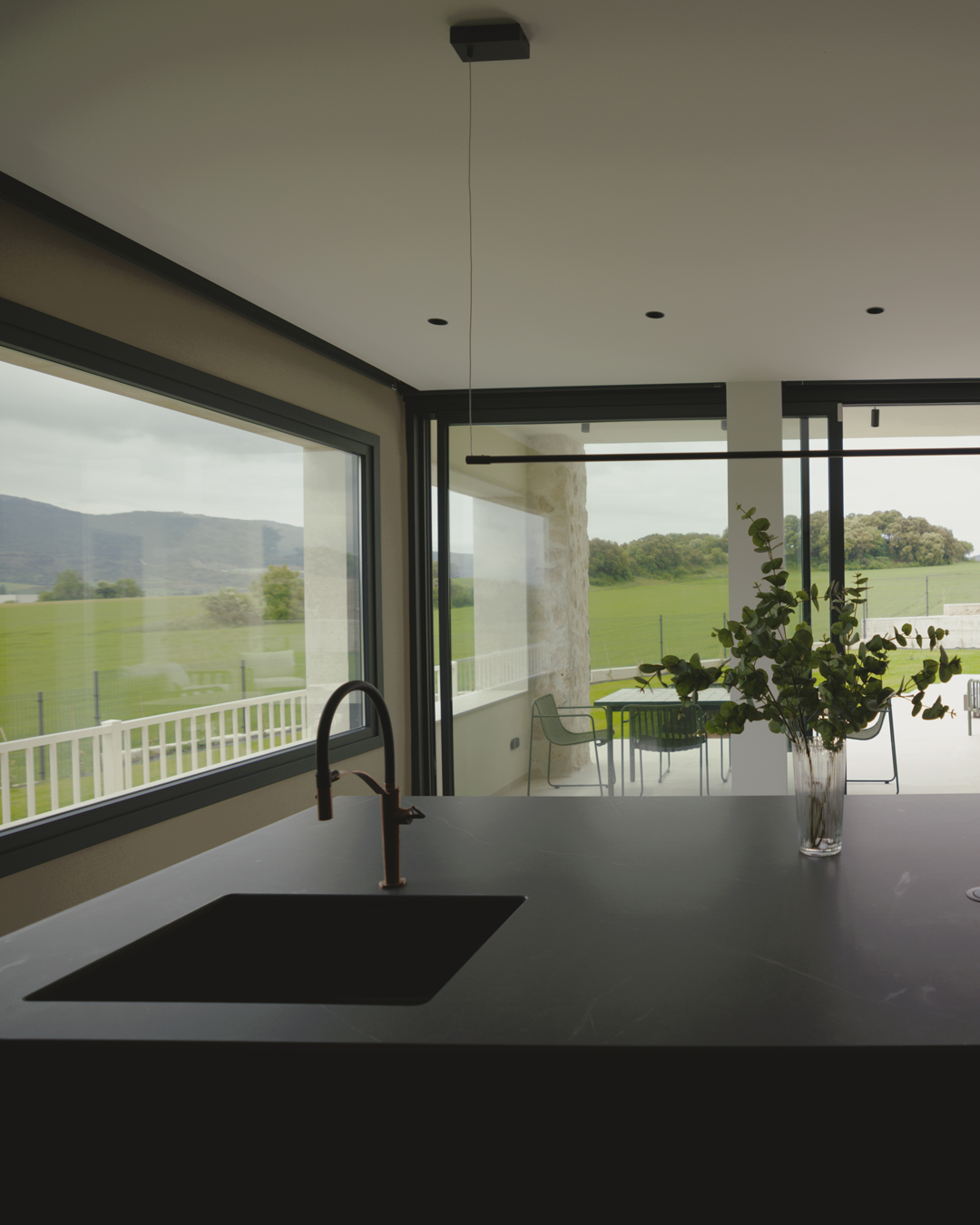 Interior de arquitectura moderna de obra nueva en Casa V por a.bolado arquitectura, donde destaca la sencillez material de la piedra y la búsqueda de paz y luz