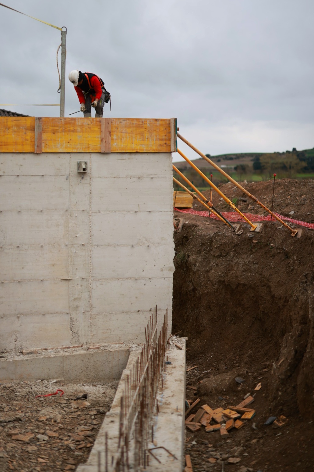 Proceso de construcción de muro de hormigón para vivienda unifamiliar en Valladolid o Fase de cimentación y estructura de hormigón en proyecto residencial de Abolado Arquitectura.