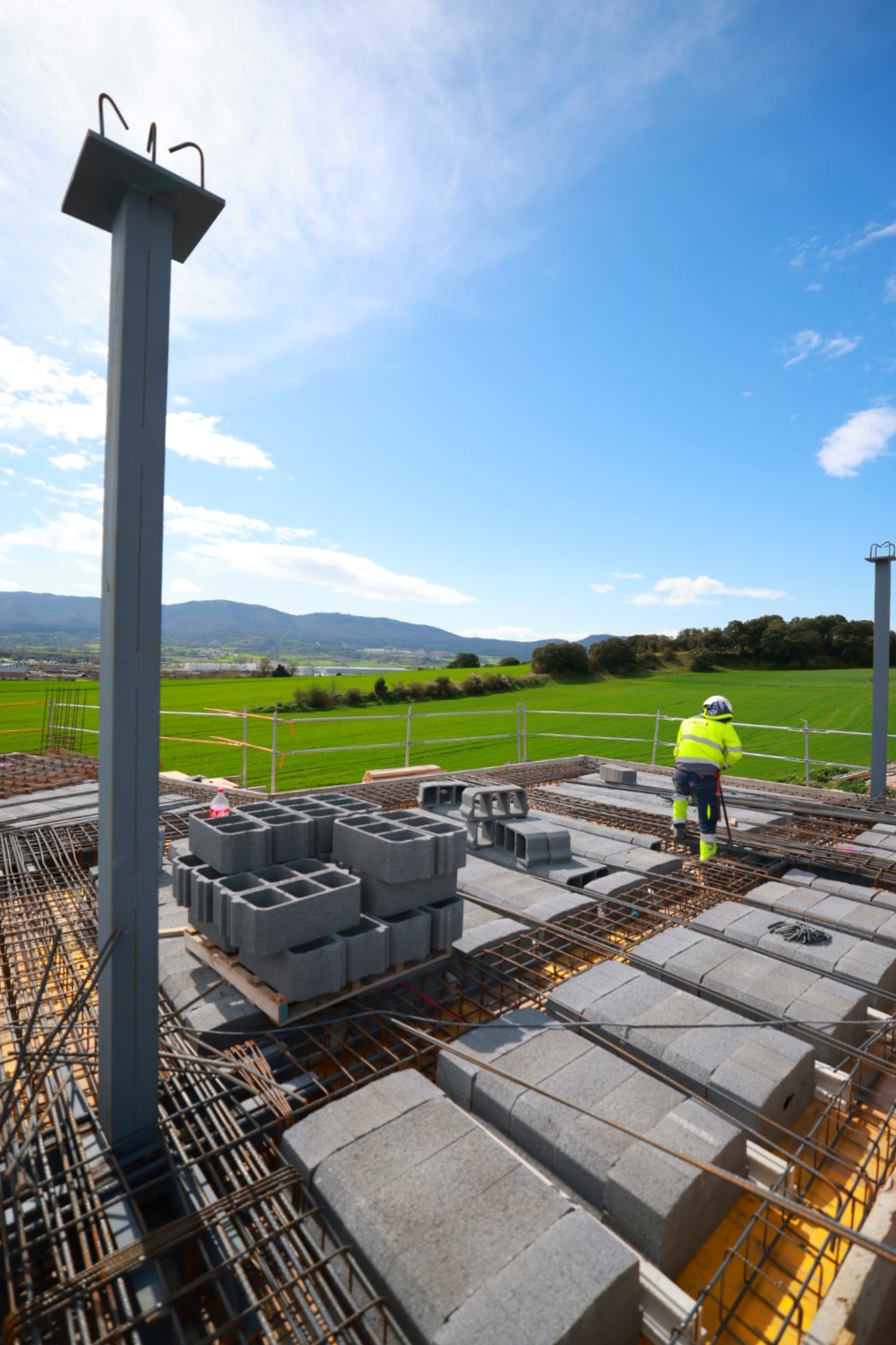 Proceso de construcción de muro de hormigón para vivienda unifamiliar en Valladolid o Fase de cimentación y estructura de hormigón en proyecto residencial de Abolado Arquitectura.