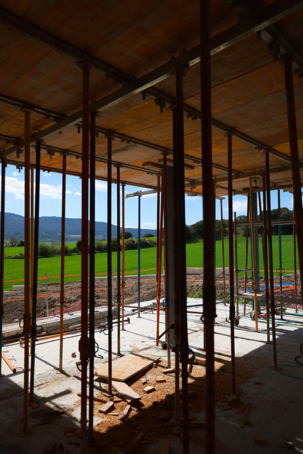 Proceso de construcción de muro de hormigón para vivienda unifamiliar en Valladolid o Fase de cimentación y estructura de hormigón en proyecto residencial de Abolado Arquitectura.