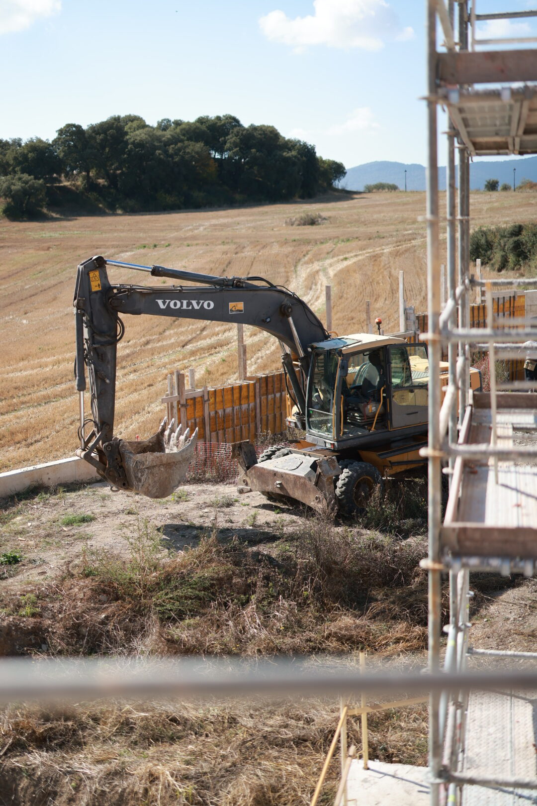 Proceso de construcción de muro de hormigón para vivienda unifamiliar en Valladolid o Fase de cimentación y estructura de hormigón en proyecto residencial de Abolado Arquitectura.