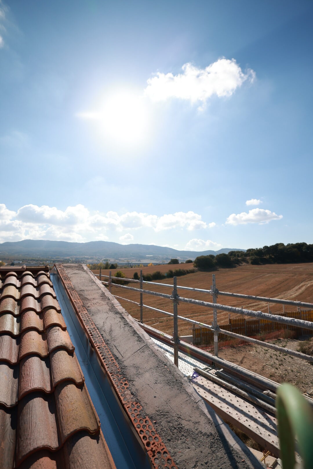 Proceso de construcción de muro de hormigón para vivienda unifamiliar en Valladolid o Fase de cimentación y estructura de hormigón en proyecto residencial de Abolado Arquitectura.