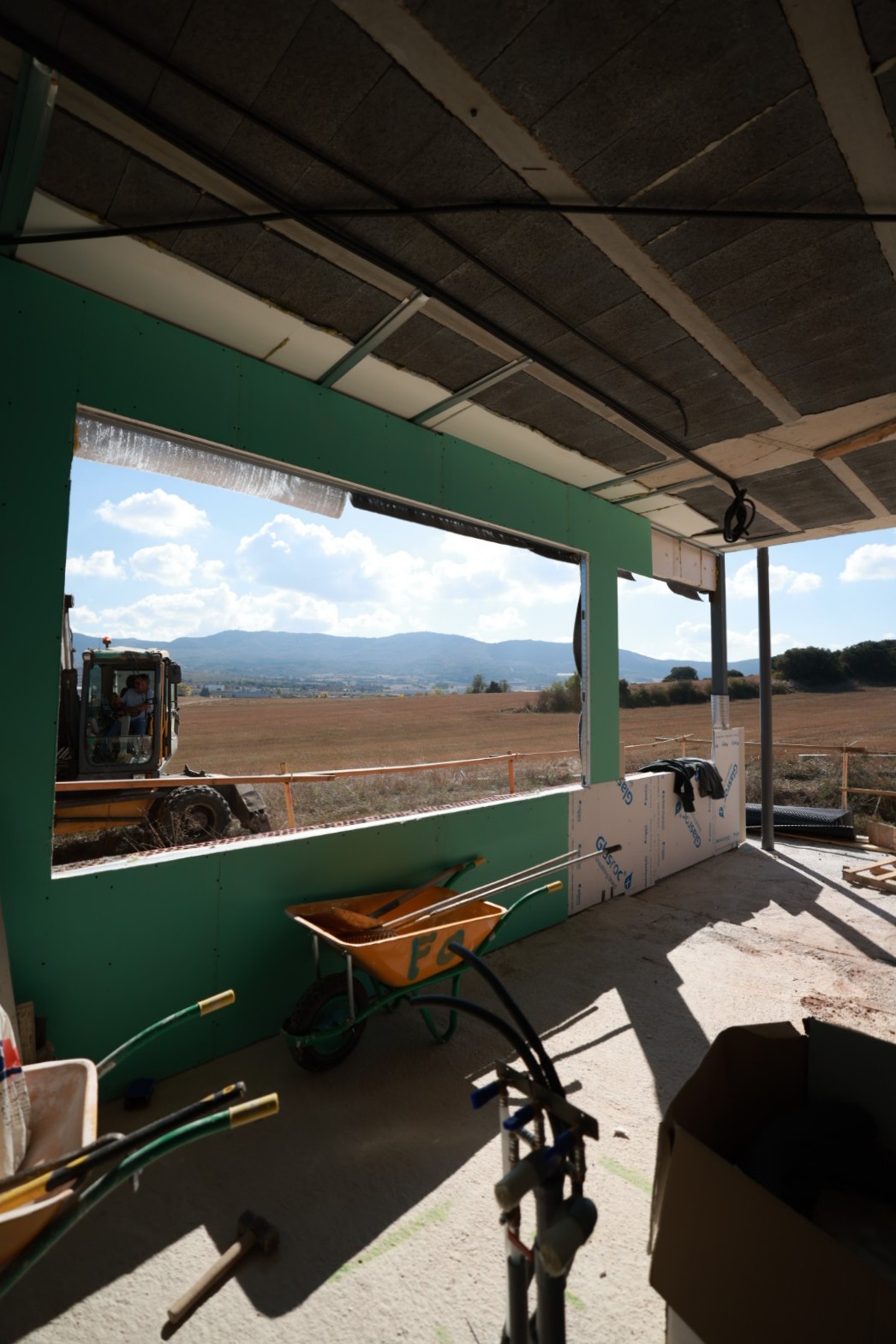 Proceso de construcción de muro de hormigón para vivienda unifamiliar en Valladolid o Fase de cimentación y estructura de hormigón en proyecto residencial de Abolado Arquitectura.