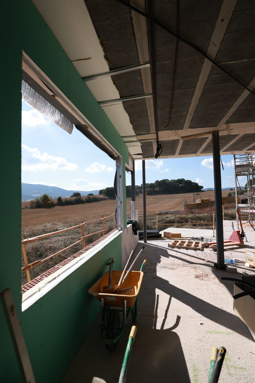 Proceso de construcción de muro de hormigón para vivienda unifamiliar en Valladolid o Fase de cimentación y estructura de hormigón en proyecto residencial de Abolado Arquitectura.