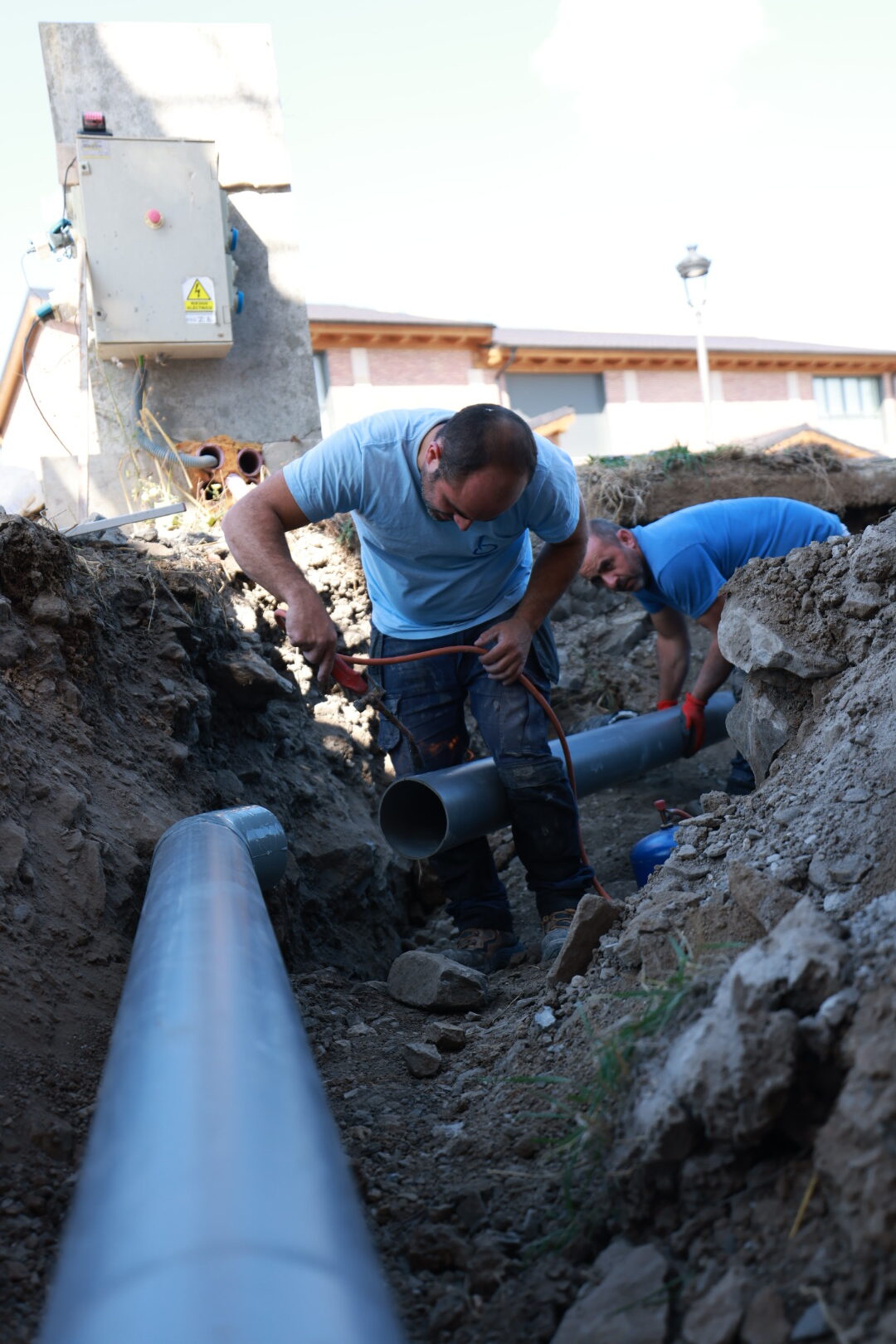 Proceso de construcción de muro de hormigón para vivienda unifamiliar en Valladolid o Fase de cimentación y estructura de hormigón en proyecto residencial de Abolado Arquitectura.