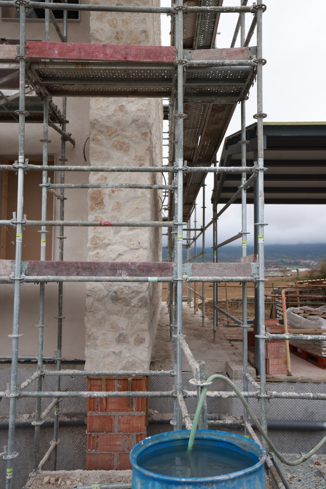 Proceso de construcción de muro de hormigón para vivienda unifamiliar en Valladolid o Fase de cimentación y estructura de hormigón en proyecto residencial de Abolado Arquitectura.