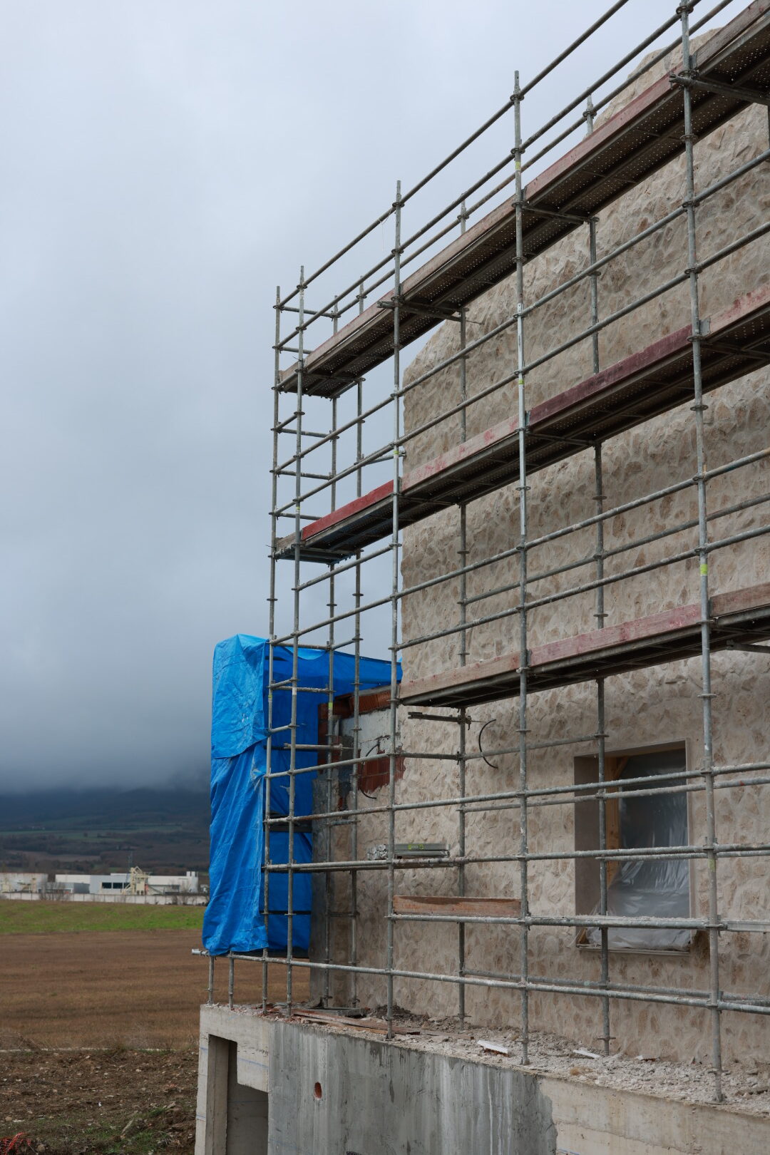 Proceso de construcción de muro de hormigón para vivienda unifamiliar en Valladolid o Fase de cimentación y estructura de hormigón en proyecto residencial de Abolado Arquitectura.