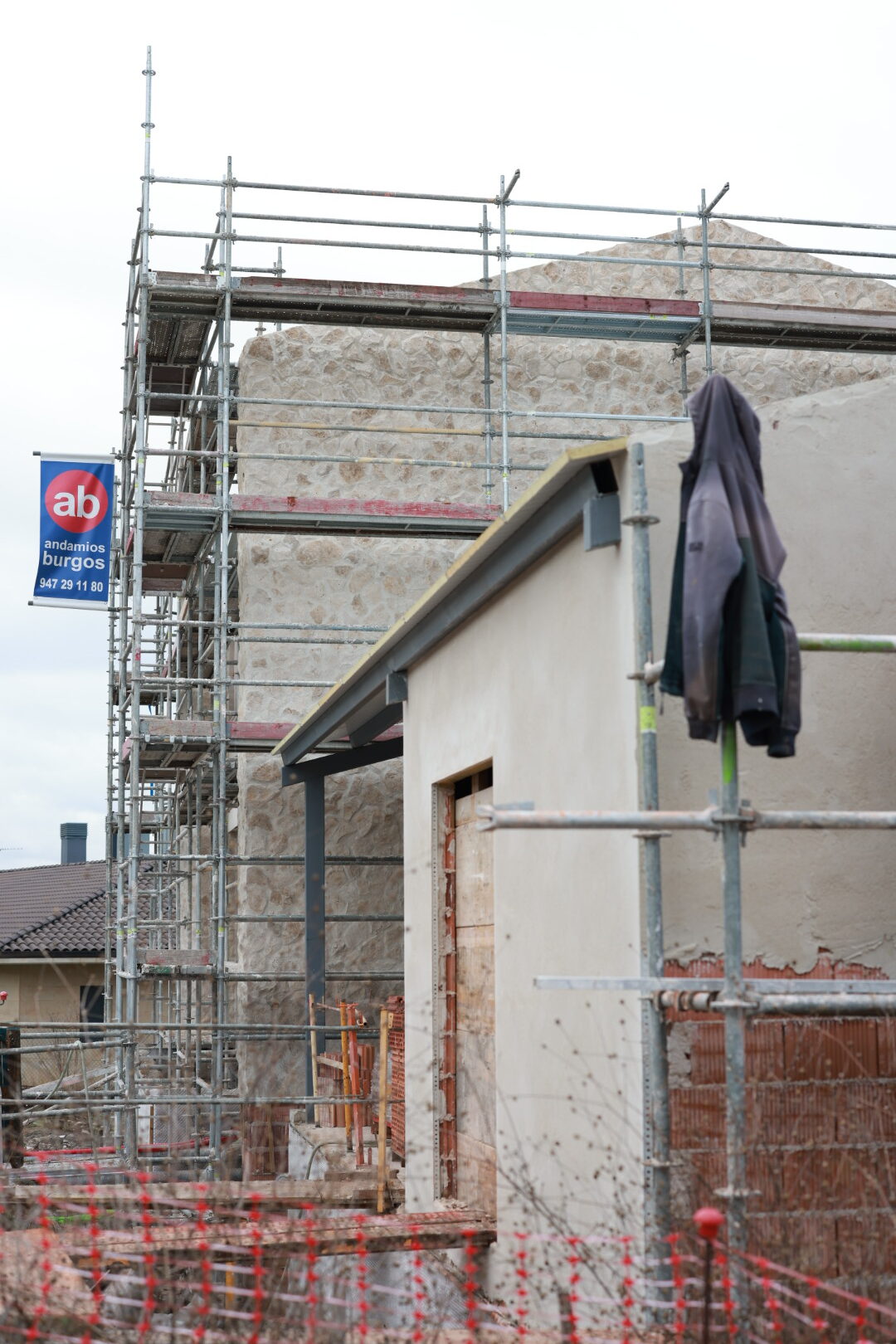 Proceso de construcción de muro de hormigón para vivienda unifamiliar en Valladolid o Fase de cimentación y estructura de hormigón en proyecto residencial de Abolado Arquitectura.
