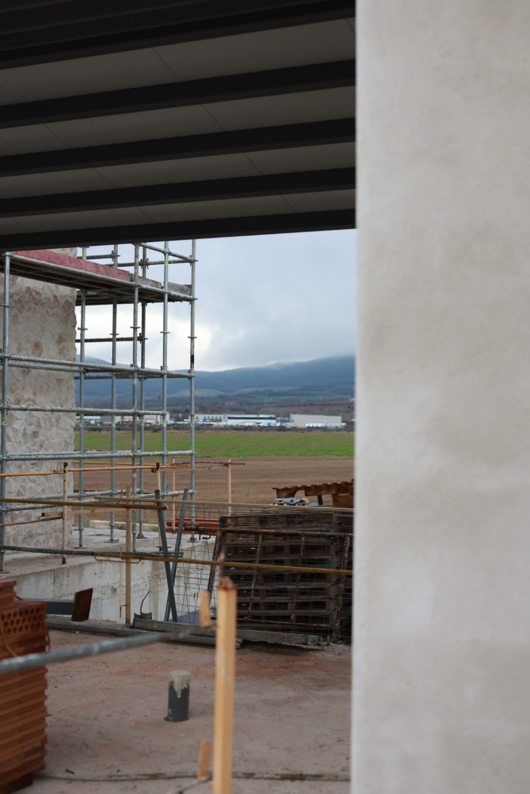 Proceso de construcción de muro de hormigón para vivienda unifamiliar en Valladolid o Fase de cimentación y estructura de hormigón en proyecto residencial de Abolado Arquitectura.