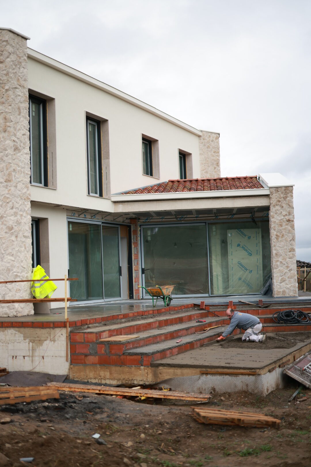 Proceso de construcción de muro de hormigón para vivienda unifamiliar en Valladolid o Fase de cimentación y estructura de hormigón en proyecto residencial de Abolado Arquitectura.