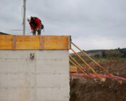 Proceso de construcción de muro de hormigón para vivienda unifamiliar en Valladolid o Fase de cimentación y estructura de hormigón en proyecto residencial de Abolado Arquitectura.