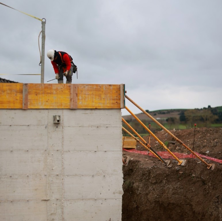 Proceso de construcción de muro de hormigón para vivienda unifamiliar en Valladolid o Fase de cimentación y estructura de hormigón en proyecto residencial de Abolado Arquitectura.